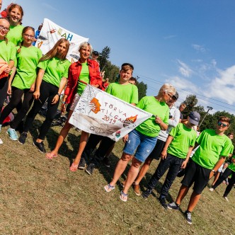 Kaia, Kaisa ja Mirel Tõrva rühmaga kokkutulekul Kuutsemäel (foto Valgamaa Noorsootöökeskus TANKLA)