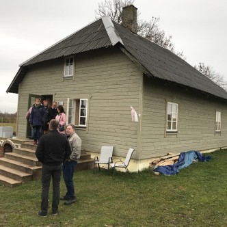 Foto 21.10.19 hindamiskomisjoni paikvaatluselt: Meremäe Kultuuriühing MTÜ teostab väliste veevarustus- ja kanalisatsioonisüsteemide rajamise ning pesuruumi ehituse.